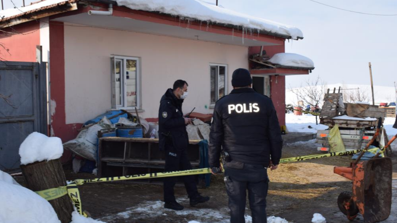 Annesi ile tartışan babasını tüfekle öldürdü